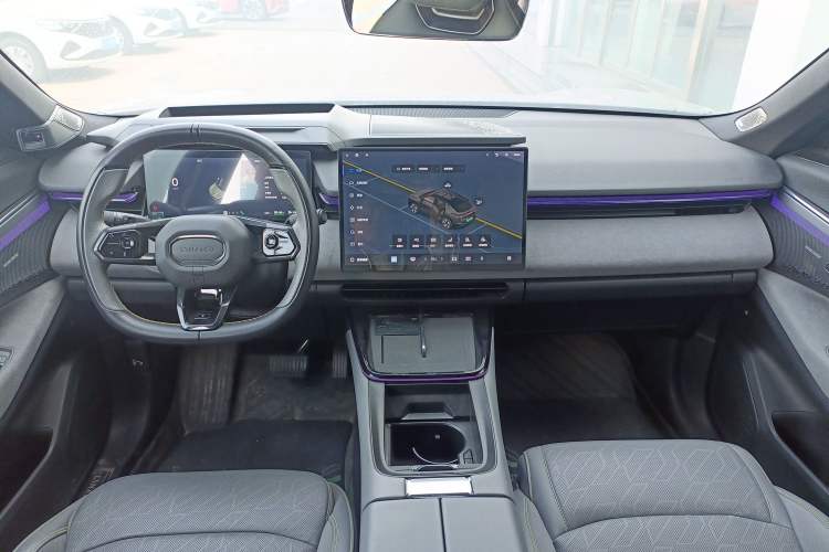 Used Lynk & Co 08 EM-P 2025 220 km All-Wheel-Drive Performance Halo Center Console