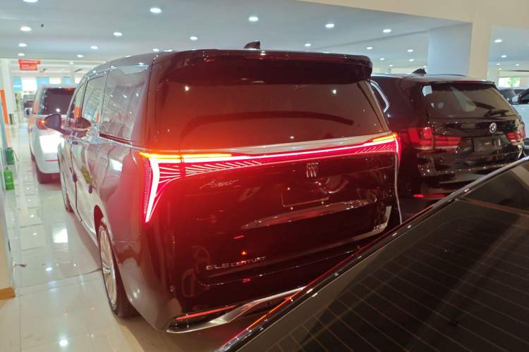 Used Buick Century 2025 2.0T Seven-Seater Yinshi Edition Rear