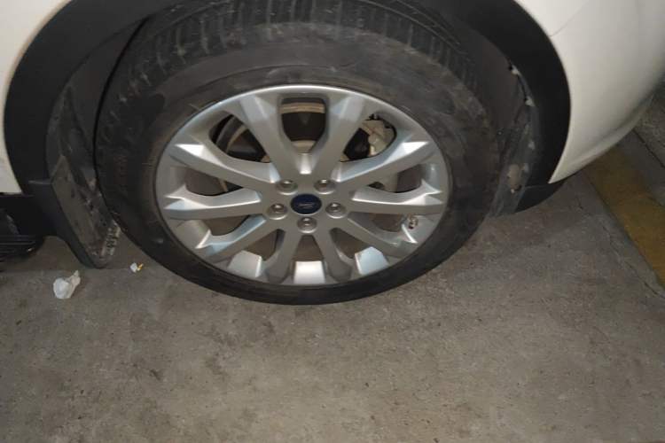 Used Ford Kuga 2013 1.6L GTDi Two-Wheel-Drive Trend Model Right Front Wheel Hub
