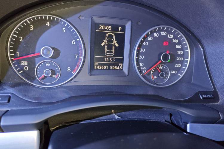 Used Volkswagen Sagitar 2011 1.4 TSI Automatic Tech Model Odometer Close Up