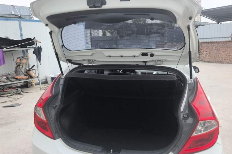 Used Hyundai Verna Ray 2014 1.4L Manual GLX Trunk