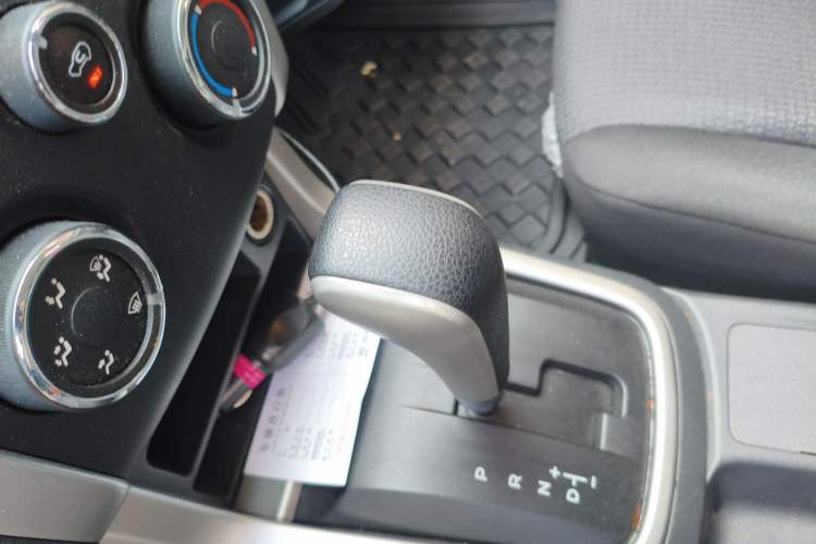 Used Isuzu D-MAX 2015 2.5T Two-Wheel Drive Automatic High-Performance Elite Version 4JK1 Gear Lever