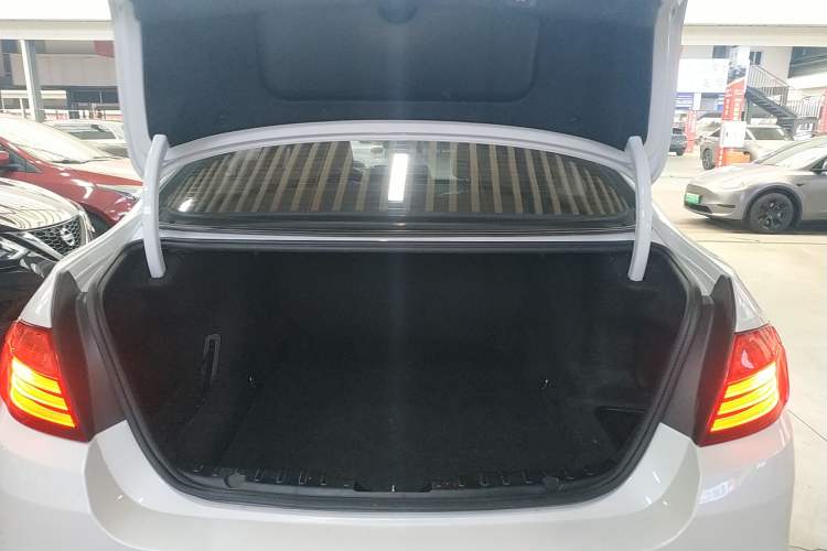 Used BMW 5 Series 2014 528Li Leading Model
