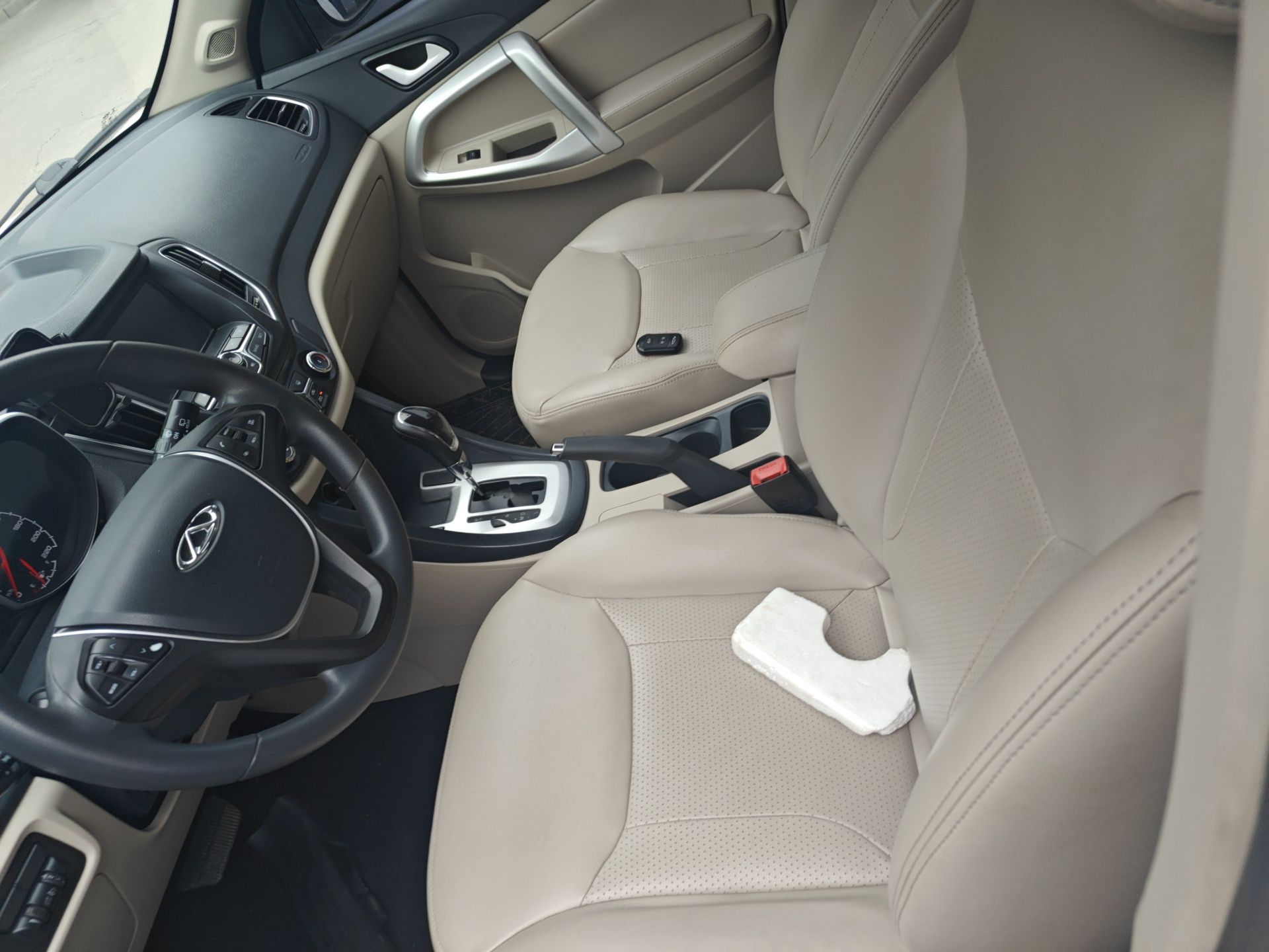 Переднее сиденье в автомобиле