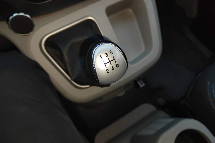 Used JAC Refine M3 2016 IKEA Edition 1.6L Luxury Model Gear Lever