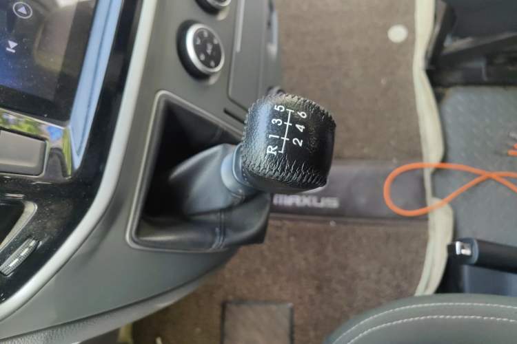 Used SAIC MAXUS Xintu V80 2018 2.5T 6-Speed Manual Aoyuntong Short Wheelbase Mid-Height 5-6 Seater
