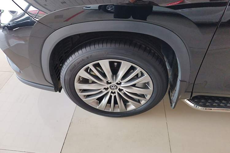 Used Toyota Highlander 2023 2.5L Smart Electric Hybrid Dual-Engine Four-Wheel Drive Prestige Version – 7 Seats Left Front Wheel Hub