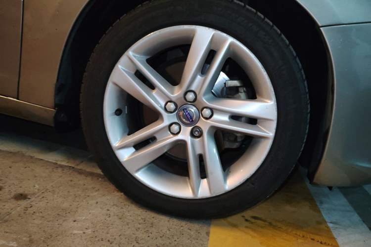 Used Volvo S60 2016 S60L T5 Intelligent Drive Edition Right Front Wheel Hub