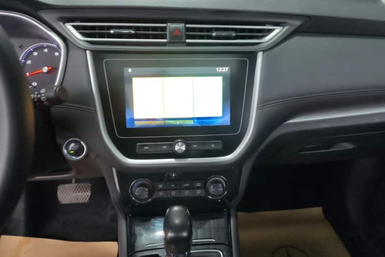 Used Roewe RX3 2020 1.6L CVT 4G Connected Ultra-Fun Elite Edition Audio And AC Panel