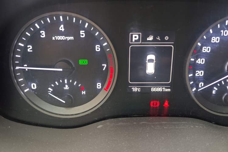 Used Hyundai Tucson 2015 1.6T Dual-Clutch Two-Wheel-Drive Smart Model Odometer Close Up