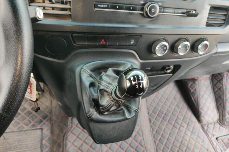 Used JMC Fushun 2023 2.0T Manual Short-Wheelbase Mid-Roof Commercial Van Transporter 2/3 Seats