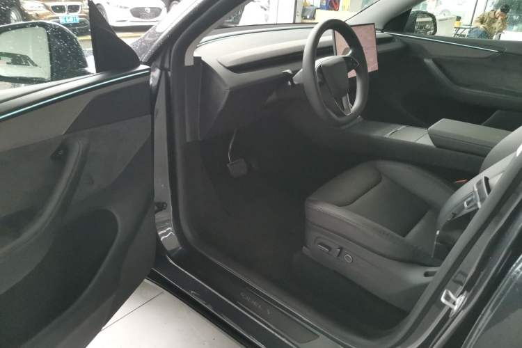 Used Tesla Model Y 2025 Long-Range All-Wheel-Drive Version Driver Seat