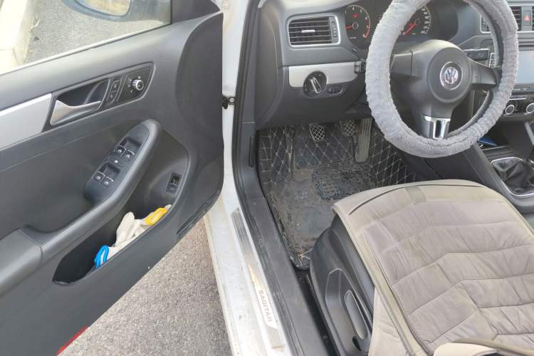 Used Volkswagen Sagitar 2014 1.6L Manual Comfort Model Driver Seat