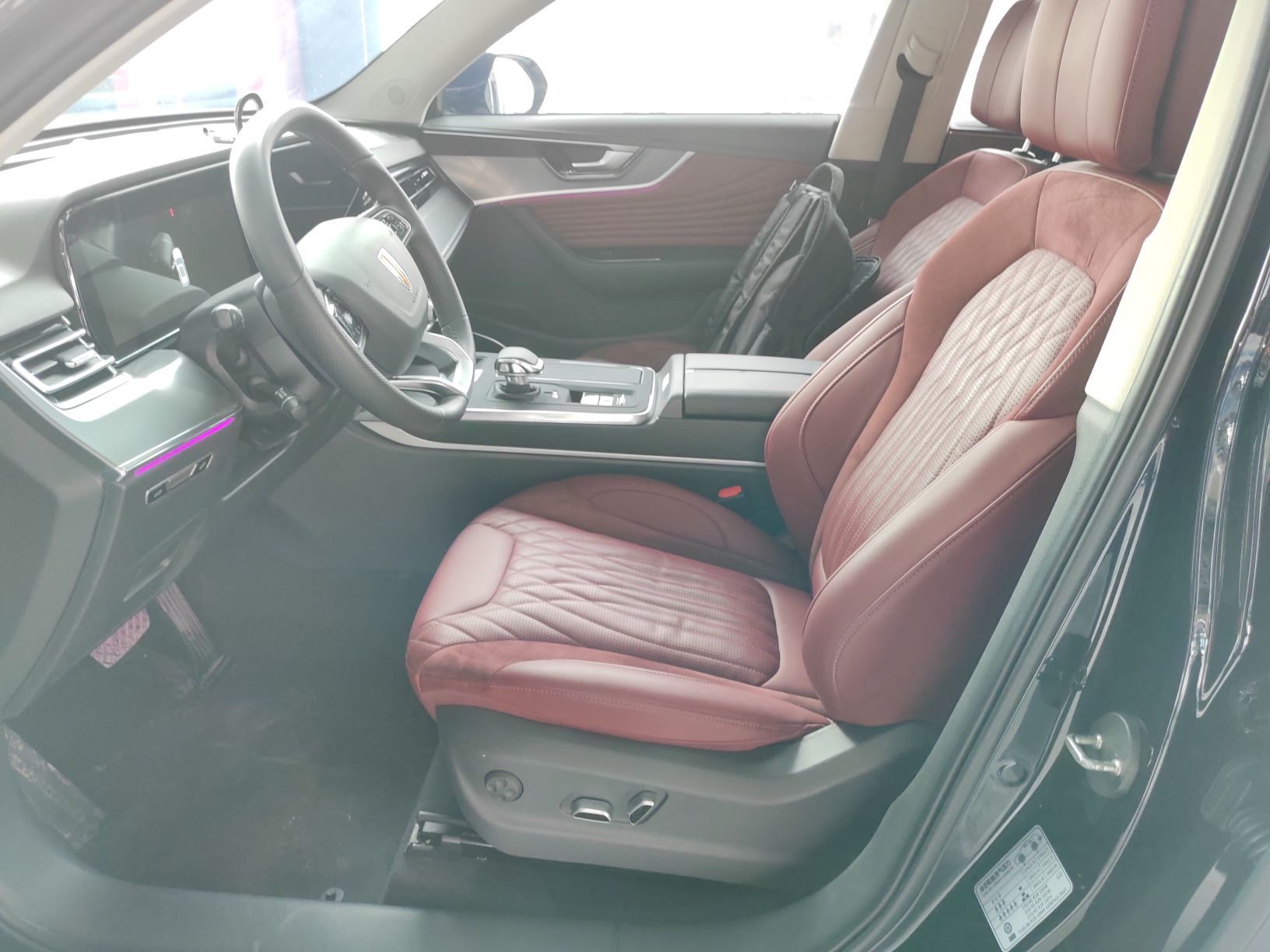 المقاعد الأمامية داخل السيارة