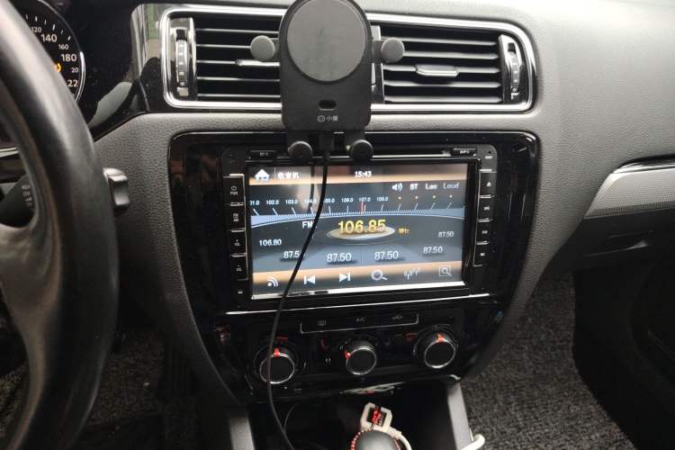 Used Volkswagen Sagitar 2015 1.6L Automatic Comfort Model Audio And AC Panel