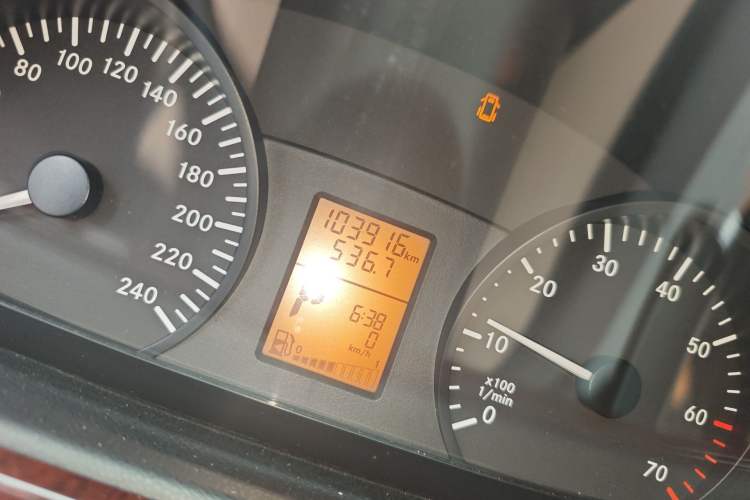 Used Mercedes-Benz Vito 2013 3.0L Elite Edition Odometer Close Up