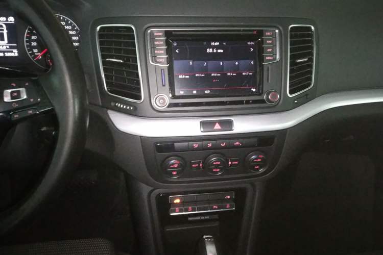 Used Volkswagen Sharan 2018 380TSI Comfort Edition 7-Seater Audio And AC Panel