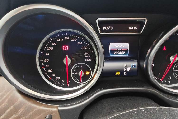 Used Mercedes-Benz GLE 2016 GLE 400 4MATIC Odometer Close Up