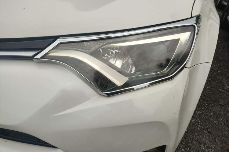 Used Toyota RAV4 2016 2.0L CVT Two-Wheel Drive Fashion Edition China V Standard
