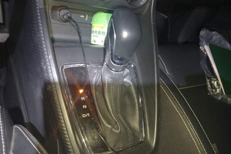 Used MG ZS 2017 1.5L Automatic Luxury Edition Gear Lever