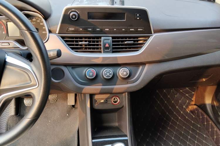 Used Baojun 310W 2017 1.5L Manual Comfort Version China V Audio And AC Panel