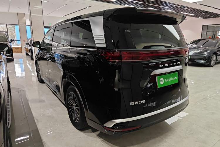 Used Denza D9 2025 DM-i Intelligent Drive 1020 Four-Wheel Drive Flagship Model
