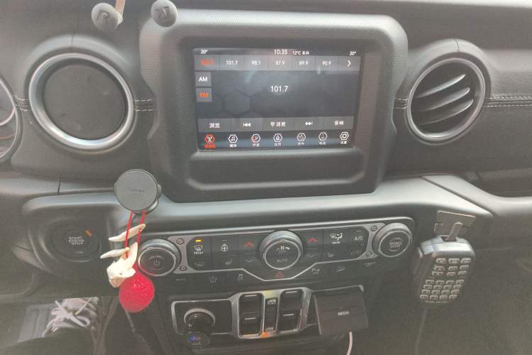 Used Jeep Wrangler 2018 2.0T Sahara Four-Door Edition Audio And AC Panel