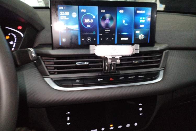 Used Dongfeng Aeolus Yixuan 2021 230T Automatic ZuiFeng Edition Audio And AC Panel