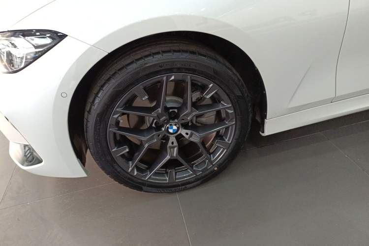 Used BMW 3 Series 2025 330Li M Sport Shadowline Package Left Front Wheel Hub