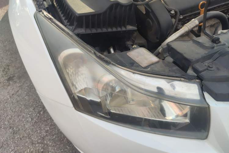 Used Chevrolet Cruze 2013 Hatchback 1.6L Manual Luxury Model Right Front Headlight