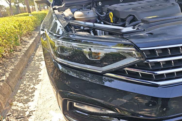 Used Volkswagen Magotan 2025 Revised Version Zhongxiang Edition 330TSI DSG Luxury Trim Right Front Headlight