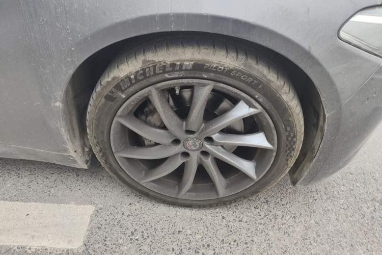 Used Alfa Romeo Giulia 2017 2.0T 280HP Luxury Edition Right Front Wheel Hub