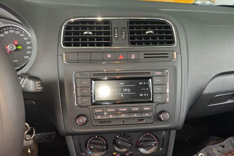 Used Volkswagen Polo 2014 1.6L Automatic Comfort Edition Audio And AC Panel