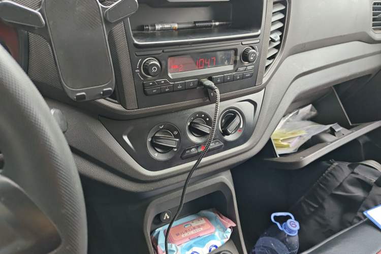 Used Wuling Hongguang V 2022 1.5L Jingqu Edition Enclosed-Window Vehicle with Hydraulic Power Steering LAR