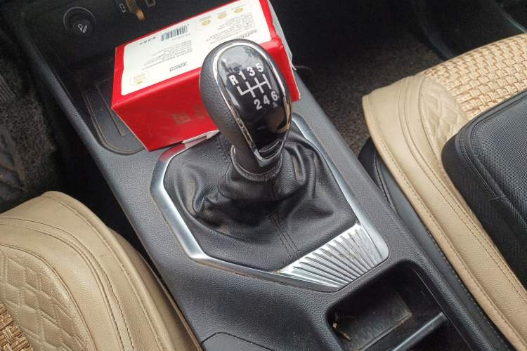 Used Great Wall King Kong Poer 2022 2.0T Manual Gasoline Two-Wheel Drive Navigation Version with Long Bed – GW4C20B Gear Lever