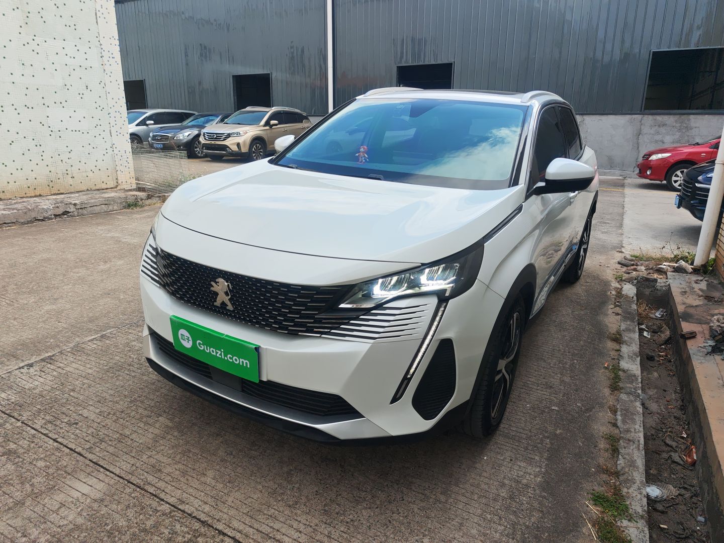 تحت مقدمة السيارة