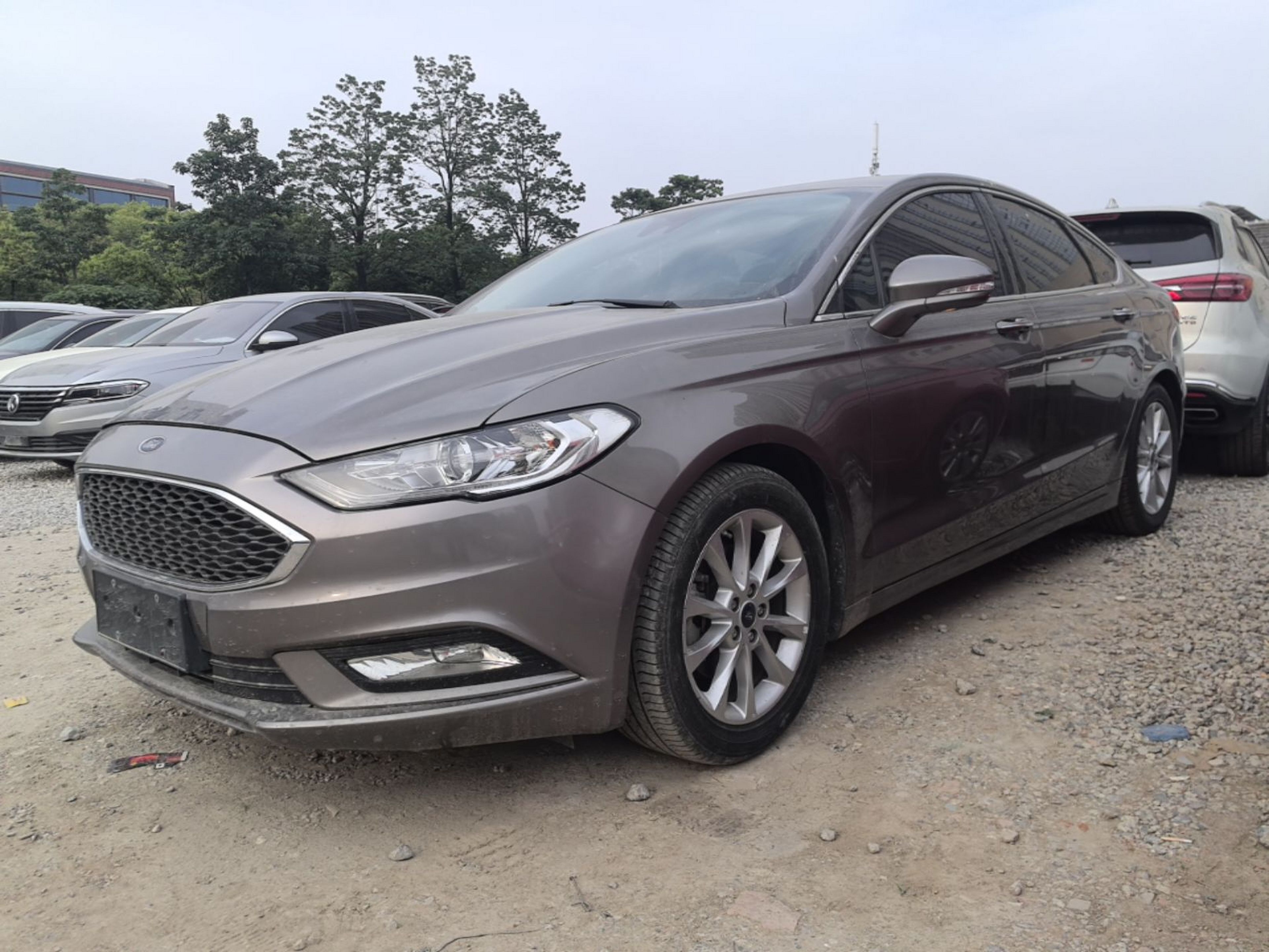 Под передней частью автомобиля