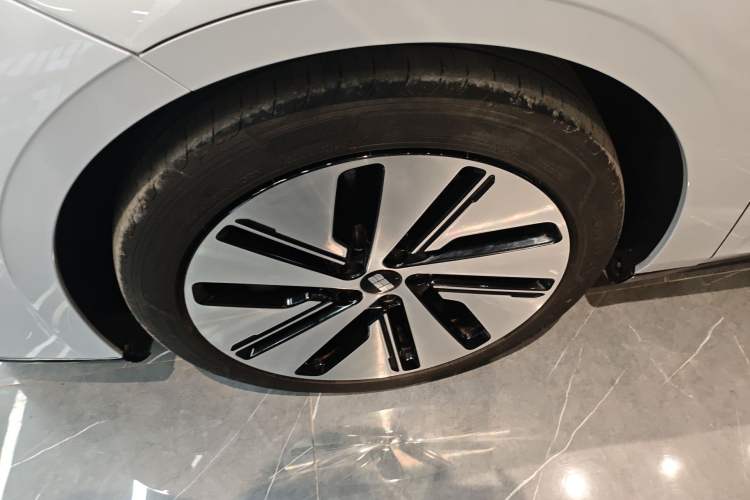 Used Geely Galaxy E8 2024 665 km Range Rear-Drive Starship Long-Range Version
