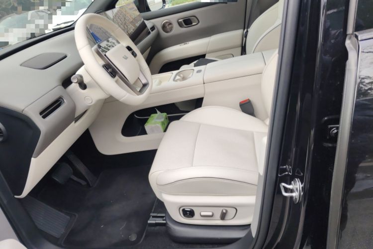 Used Li Auto i6 2025 Model Four-Wheel-Drive Standard Type
