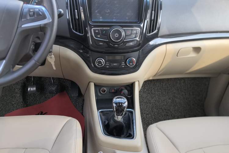 Used Baojun 730 2015 1.8L Manual Luxury Navigation ESP Version 7-seater

