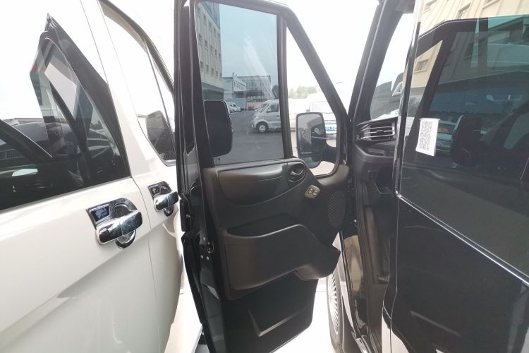 Used JMC Fushun 2025 2.0T 6MT Diesel Short-Wheelbase Low-Roof Commercial Multi-Purpose Passenger Vehicle with 5/6 Seats and Twin-Swing Tailgate