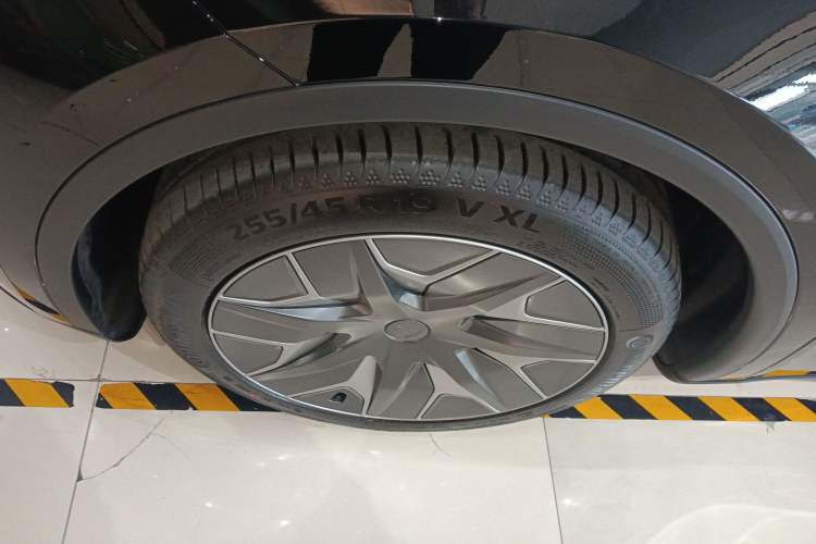 Used Tesla Model Y L 2025 Model Long-Range All-Wheel-Drive Version Exterior 4