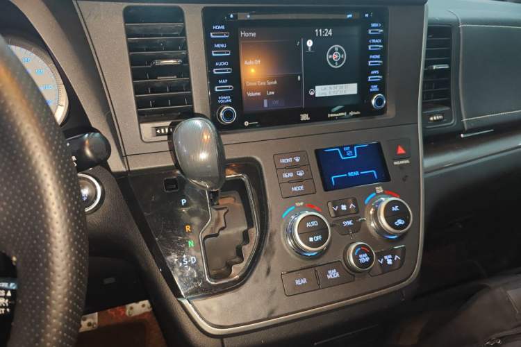 Used Toyota Sienna 2019 3.5L Two-Wheel Drive LE Trim 7 Seats U.S. Specification
