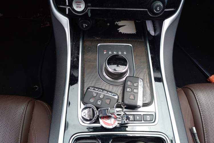 Used Jaguar XFL 2017 XFL 2.0T 200PS Luxury Edition Gear Lever