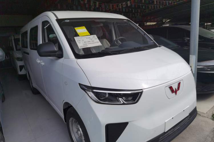 Used Wuling Yangguang 2024 300KM Comfort Version Passenger Van 75kW