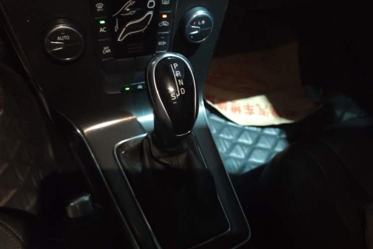 Used Volvo V40 2016 T3 Zhiyi Edition
