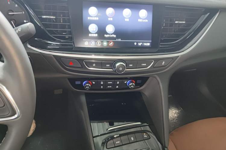 Used Buick Regal 2024 28T Luxury Edition Audio And AC Panel