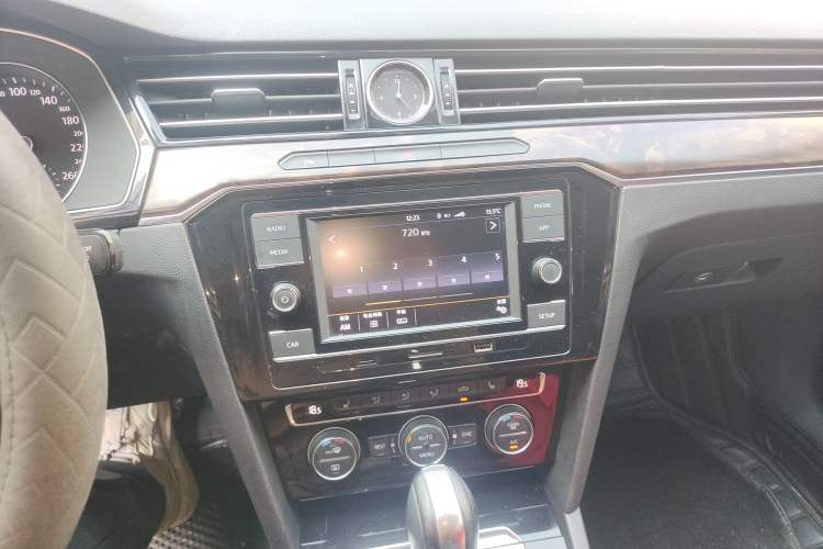 Used Volkswagen Magotan 2018 330TSI DSG Luxury Model Audio And AC Panel