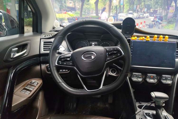 Used GAC Trumpchi GS4 2017 235T Automatic Two-Wheel Drive Luxury Smart Connectivity Version Steering Wheel