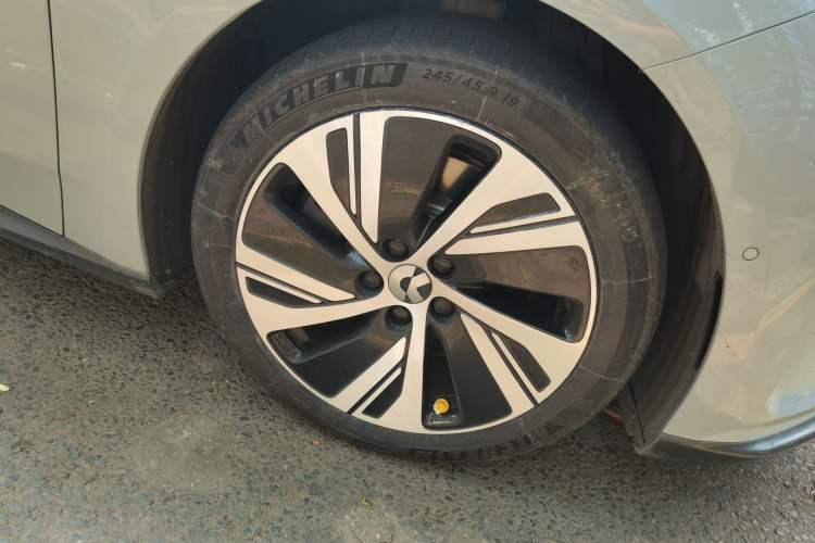 Used Nio ET5 2022 75 kWh Right Front Wheel Hub